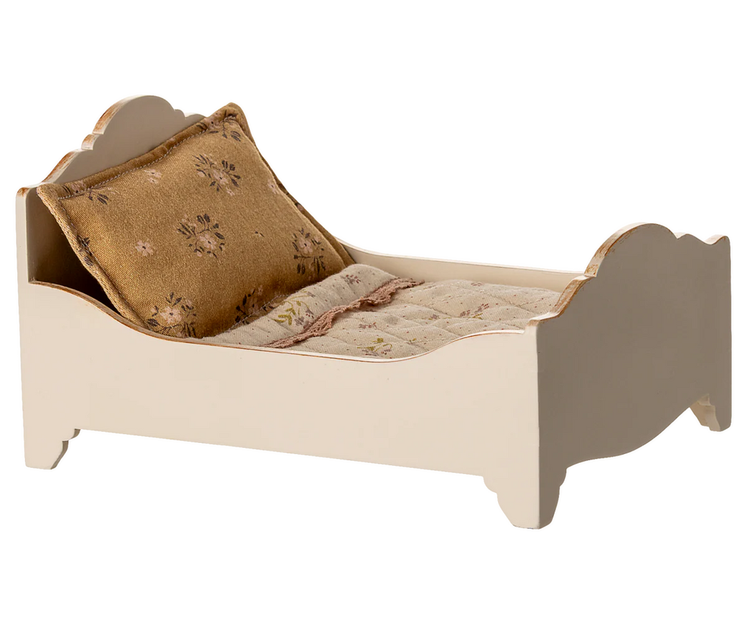 Off-White Bed, Mouse
